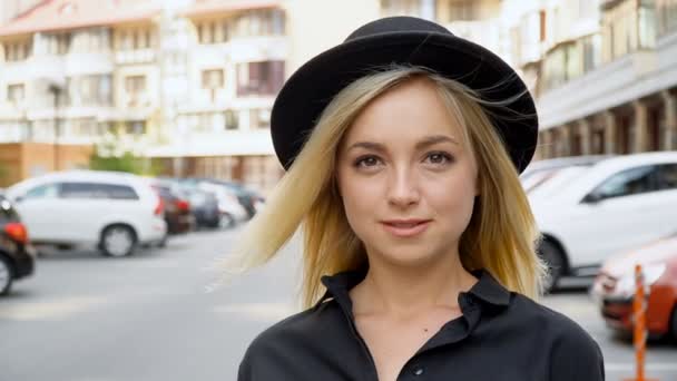 Portrait of a girl with a chic smile in a black hat — Stock Video