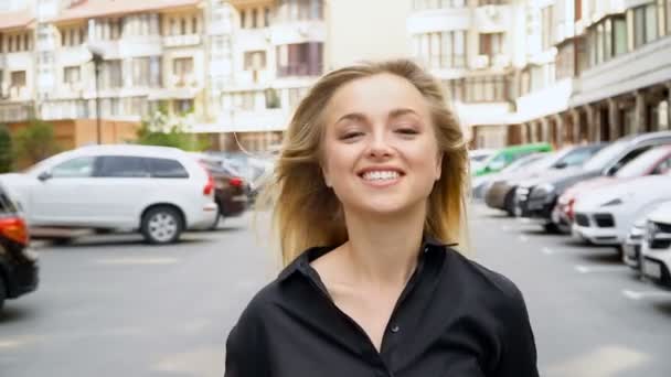 La caméra surveille une jeune fille attirante. Les femmes marchent — Video