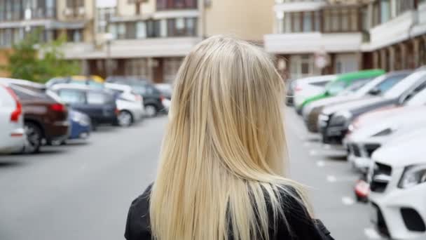 Smartphone em mãos femininas.Vídeo hd completo — Vídeo de Stock