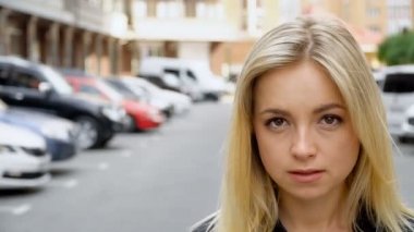 Kamera genç ve çekici bir kızı izliyor. Kadınlar yürür