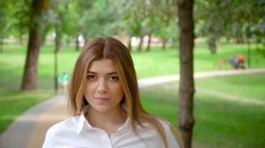 Yaz parkında kadın portre