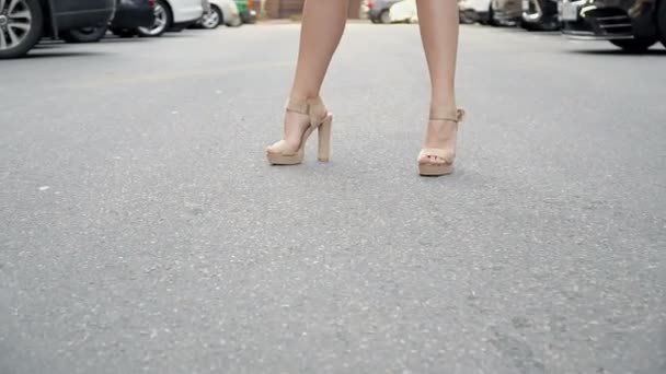 Rubia en un vestido de verano posando en el estacionamiento. Cableado de cámara — Vídeos de Stock