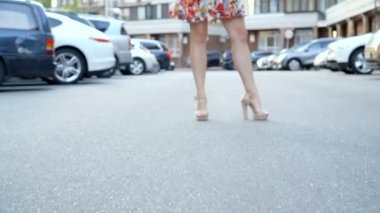 Kadın ellerinde akıllı telefon. Tam otomatik video.