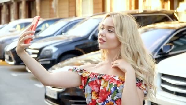 Selfie lifestyle. Portrait of a young positive woman having fun and taking a selfie in the city center. — Stock Video