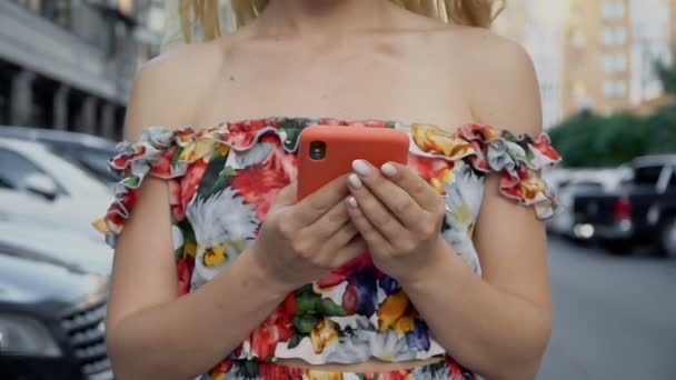 Smartphone em mãos femininas.Vídeo hd completo — Vídeo de Stock