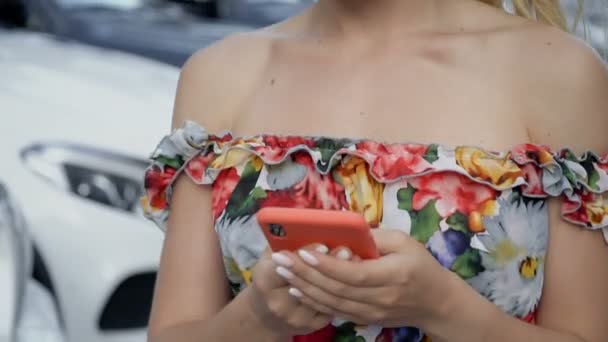 Smartphone en manos femeninas.Vídeo completo de alta definición — Vídeo de stock