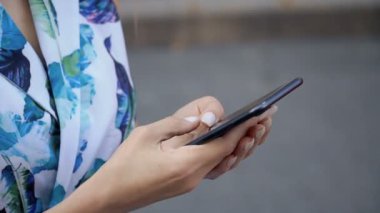 Kadın ellerinde akıllı telefon. Tam otomatik video.