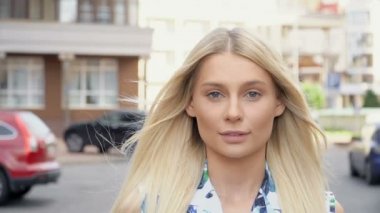 Park bir arka plan üzerinde bir sarışın Portresi