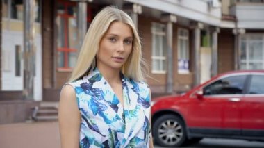 Park bir arka plan üzerinde bir sarışın Portresi