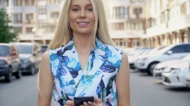 Kadın ellerinde akıllı telefon. Tam otomatik video.