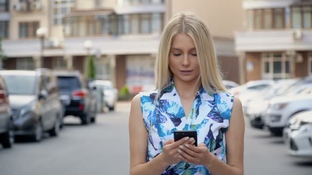 Smartphone dans les mains féminines.Full hd vidéo — Video