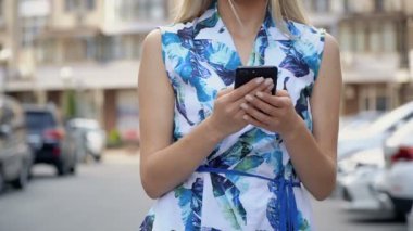 Kadın ellerinde akıllı telefon. Tam otomatik video.