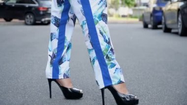 Otoparkta poz veren yazlık takım elbiseli sarışın. Kamera kablolama