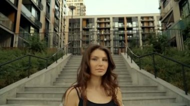 Merdivenlerin arkasında güzel bir kadının portresi.