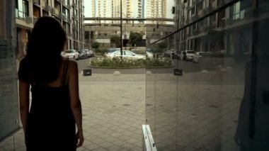 Yürüyen kız, arkana bak. Tam HD video.