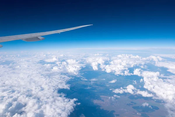 Nuvole Cielo Giornata Sole Attraverso Finestrino Dell Aereo — Foto Stock