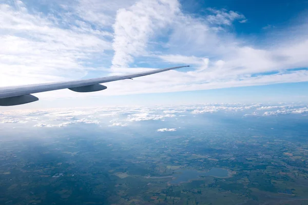 Nuvole Cielo Giornata Sole Attraverso Finestrino Dell Aereo — Foto Stock