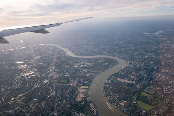 从空中鸟瞰伦敦市中心通过飞机窗口 — 图库照片