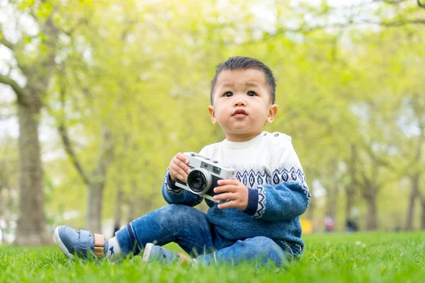 Asian Baby Camera Park London — Stock Photo, Image