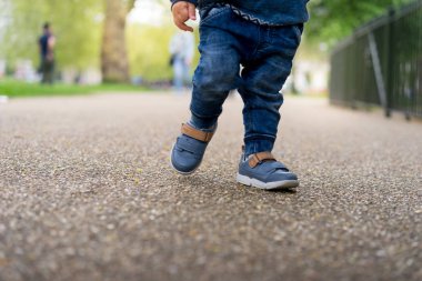 Parkta Asya bebek ilk yürüyüş