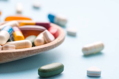 Tıp, tablet, vitamin ve uyuşturucu çeşitli şekil