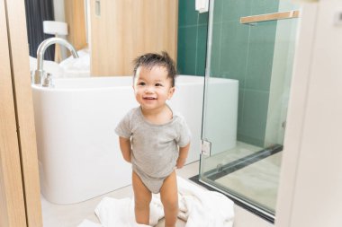 Asyalı çocuk küvetli banyo