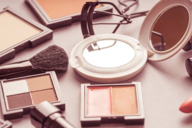 Çanta ile makyaj kozmetik ürünlerin en iyi görünümde, vintage tarzı ayarlamak