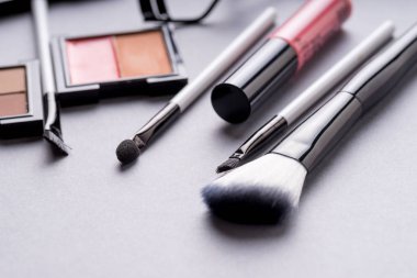 Çanta ile makyaj kozmetik ürünlerin en iyi görünümde ayarlamak