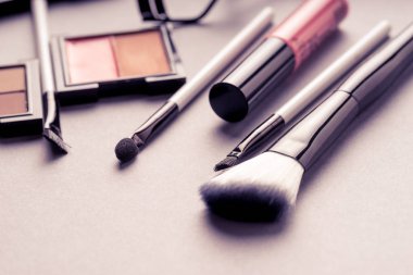 Çanta ile makyaj kozmetik ürünlerin en iyi görünümde, vintage tarzı ayarlamak