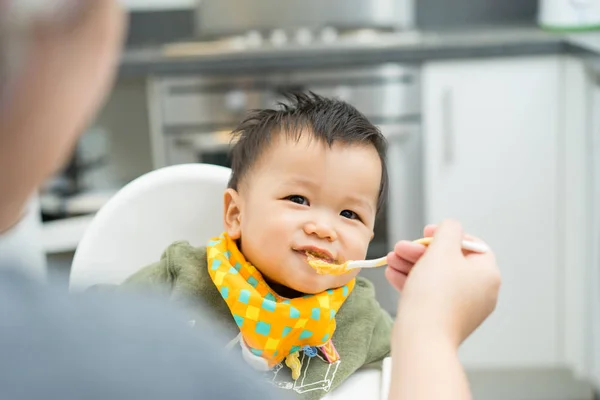 Asiático Bebé Niño Comer Mezcla Alimentos Alto Silla —  Fotos de Stock