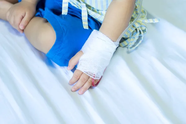 Bebé Asiático Hospital Con Solución Salina Intravenosa — Foto de Stock