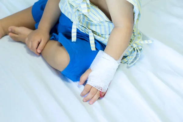 Bebé Asiático Hospital Con Solución Salina Intravenosa — Foto de Stock