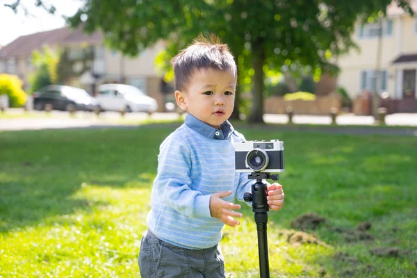 Asian Baby Use Vintage Camera — Stock Photo, Image
