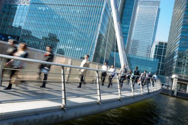 Bitirim ofisinde insanların hareket