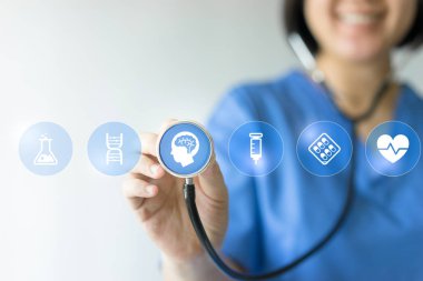 Tıp doktor ve hemşire tıbbi kutsal kişilerin resmi ile çalışma