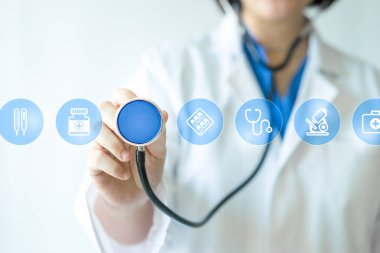 Tıp doktor ve hemşire tıbbi kutsal kişilerin resmi ile çalışma