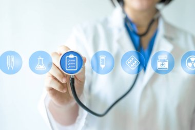 Tıp doktor ve hemşire tıbbi kutsal kişilerin resmi ile çalışma