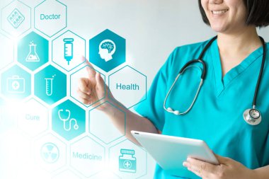 Tıp doktor ve hemşire tıbbi kutsal kişilerin resmi ile çalışma