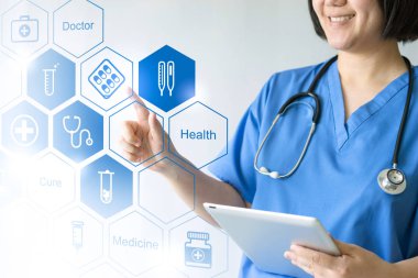 Tıp doktor ve hemşire tıbbi kutsal kişilerin resmi ile çalışma