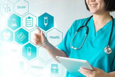 Tıp doktor ve hemşire tıbbi kutsal kişilerin resmi ile çalışma