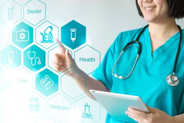Tıp doktor ve hemşire tıbbi kutsal kişilerin resmi ile çalışma