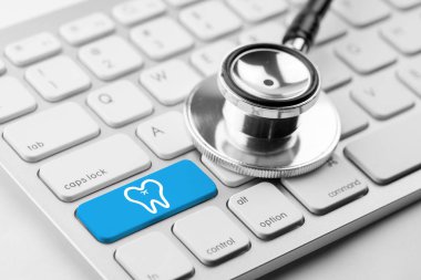 Tıp doktor ve hemşire tıbbi kutsal kişilerin resmi ile çalışma