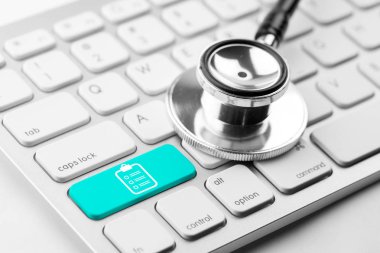 Tıp doktor ve hemşire tıbbi kutsal kişilerin resmi ile çalışma