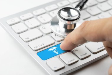 Tıp doktor ve hemşire tıbbi kutsal kişilerin resmi ile çalışma
