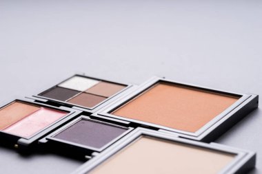 Çanta ile makyaj kozmetik ürünlerin en iyi görünümde ayarlamak