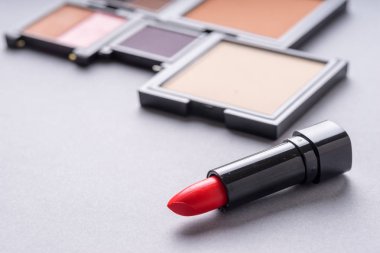 Çanta ile makyaj kozmetik ürünlerin en iyi görünümde ayarlamak