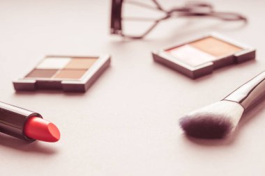 Çanta ile makyaj kozmetik ürünlerin en iyi görünümde, vintage tarzı ayarlamak