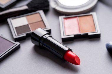 Çanta ile makyaj kozmetik ürünlerin en iyi görünümde ayarlamak