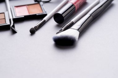 Çanta ile makyaj kozmetik ürünlerin en iyi görünümde ayarlamak