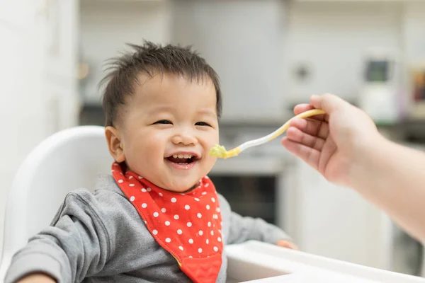 Азиатский Мальчик Ест Смешанную Пищу Высоком Стульчике — стоковое фото